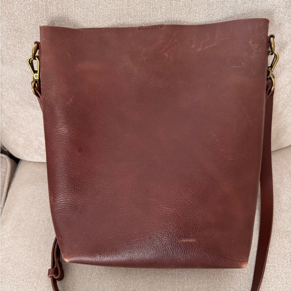 Madewell Transport Bucket Bag in Soft Mahogany Leather